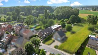 Voor meer info of een bezoek, bel 054 69 39 36 - VERKOOP ONDER AANDELEN - In Okegem bevindt zich deze charmante woning met ruime opslagplaats van...