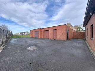 ALLEENSTAANDE WONING MET RUIME GARAGES TE VLETEREN. DE INDELING VAN DE WONING IS ALS VOLGT: GELIJKVLOERS:LEEFRUIMTE, SLAAPKAMER, APARTE KEUKEN,...