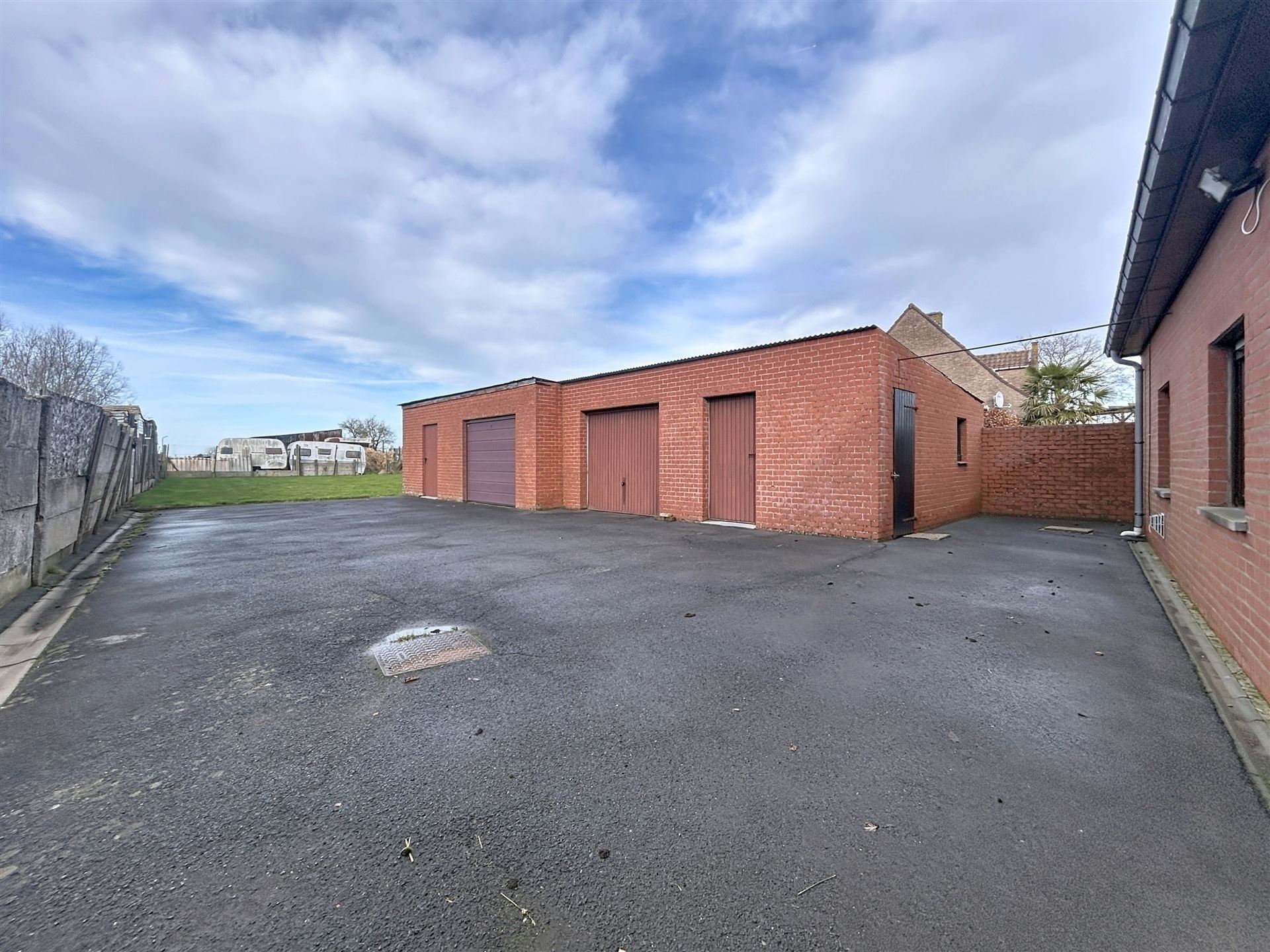 Alleenstaande woning met 2 garages - foto 3