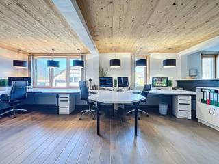 We Invest Malmedy a le plaisir de vous présenter cet espace de bureaux à louer, idéal pour toute activité professionnelle. Situé dans un...