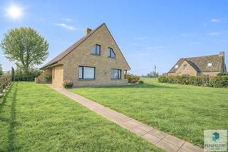 Zeer ruime en lichtrijke villa met 5 slaapkamers en grote tuin in een landelijke omgeving op maar liefst 1085m². De slaapkamer en badkamer op...