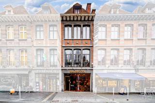 📌 Dit opbrengsteigendom biedt een zeldzame en veilige investering in een bloeiende stad, op slechts enkele minuten van de Franse grens.
Dit pand combineert charme, rendement en toegankelijkheid.
Samenstelling van het pand:
⭐️ Gelijkvloers:
Ruim handelsgelijkvloers van ongeveer 150 m², momenteel uitgebaat als kapsalon.
Uitstekende zichtbaarheid dankzij de etalage aan de Grote Markt, wat zorgt voor een constante stroom van voorbijgangers en toeristen.
⭐️ 1e verdieping:
Appartement met 2 slaapkamers, bestaande uit een lichtrijke woonkamer, een volledig uitgeruste keuken met toegang tot een prachtig terras van 33 m², een badkamer en een douchekamer.
Goed onderhouden en comfortabel – ideaal voor residentiële verhuur.
⭐️ 2e verdieping:
Duplexappartement met 2 slaapkamers, met een ruime leefruimte, een moderne uitgeruste keuken en een badkamer.
Gezellige sfeer en mooie volumes.
📐 Technische kenmerken:
Individuele meters
Dubbel glas
Recente gasverwarmingsketels in de appartementen
Grote, droge kelders die extra opslagruimte bieden
Huurdossier beheerd door een vastgoedkantoor
✨ Troeven voor de investeerder:
Zeer centrale en gegeerde ligging
Bestaande huurovereenkomsten die onmiddellijk rendement garanderen (huurders aanwezig sinds 2021)
Grote meerwaardepotentie dankzij de economische en toeristische groei van Doornik
Gediversifieerde inkomsten: handel + wonen
💡 Een zeldzame kans om te investeren in een emblematisch gebouw in het hart van een historische en dynamische stad!
✅ Ideaal gelegen in het historische centrum van Doornik, aan de beroemde Grote Markt – een driehoekig plein omringd door cafés, restaurants en winkels, gedomineerd door het 12e-eeuwse belfort, dat op de Werelderfgoedlijst van UNESCO staat.