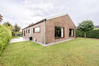 Deze woning in de Beneluxstraat 17 in Ingelmunster biedt heel wat potentieel voor wie op zoek is naar een huis dat hij volledig naar eigen smaak...