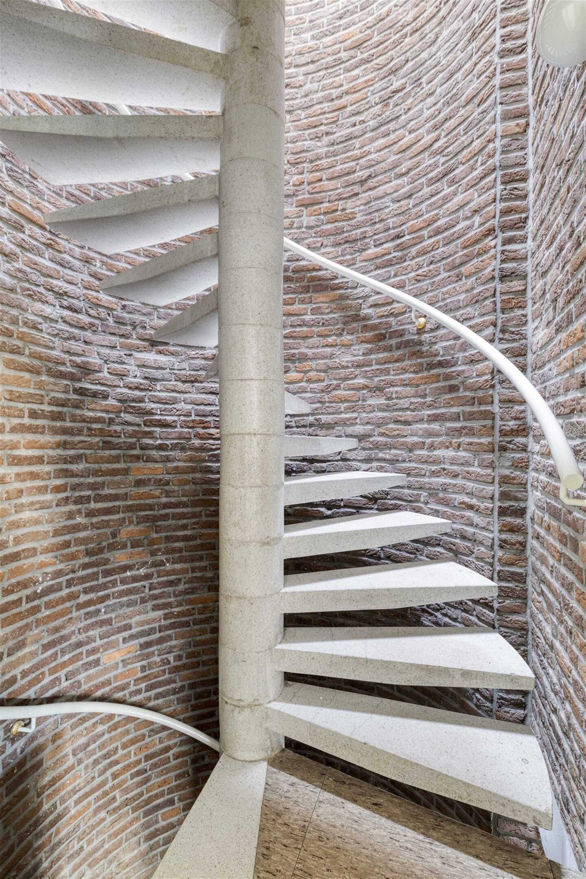 Appartement met 2 slaapkamers en terras te koop in Berchem! - foto 3