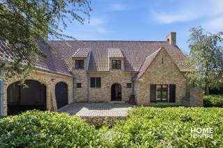 Op slechts 500 meter van het strand van Sint-Idesbald wacht deze uitzonderlijke rustieke villa op haar nieuwe eigenaar. Gelegen op een indrukwekkend perceel van maar liefst 1.600 m², geniet u hier van een zeldzame combinatie van ruimte, privacy en een absolute topligging aan de Belgische kust.<br /><br />Vanaf het moment dat u de royale inkomhal binnenstapt, voelt u de grandeur en het karakter van deze bijzondere woning. De tijdloze leefruimte baadt in het natuurlijke licht en biedt een prachtig uitzicht op de groene, aangelegde tuin. Daarnaast beschikt de woning over een gezellige leeshoek en een ruime zithoek, waar het heerlijk vertoeven is met familie en vrienden.<br /><br />De ruime keuken, voorzien van een overvloed aan werk- en bergruimte, vormt het hart van de woning en biedt alle mogelijkheden voor wie graag kookt en gasten ontvangt.<br /><br />Ook op het gelijkvloers is aan comfort geen gebrek. Hier bevinden zich twee volwaardige slaapkamers, een badkamer en een praktische dubbele garage.<br /><br />Op de verdieping verrassen nog twee uitzonderlijk ruime kamers, die vandaag dienstdoen als vrijetijdsruimtes. Dankzij hun royale afmetingen lenen ze zich perfect als extra slaapkamers, hobbyruimte, fitness of bureau.<br /><br />Deze imposante villa biedt niet alleen een zee aan ruimte, maar ook een unieke kans om te wonen op één van de meest gegeerde locaties van de Belgische kust. Op wandelafstand van het strand, de duinen en het gezellige centrum van Sint-Idesbald geniet u hier elke dag van rust, natuur en de charme van het kustleven.<br /><br />Een eigendom met karakter, uitstraling en eindeloze mogelijkheden. Een unieke kans voor wie op zoek is naar een exclusieve villa op een uitzonderlijk perceel<br /><br />Voor meer informatie of een plaatsbezoek contacteer Home Hunters via hallo@homehunters.be of op het nummer 057/377.477