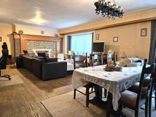 Dit ruime appartement op de eerste verdieping bevindt zich op wandelafstand van het centrum en biedt een aangename combinatie van comfort...