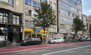 Opbrengsteigendom te Antwerpen met zeer correct rendement &amp; stabiele huurder.  Winkelpand bestaat uit een commercieel gelijkvloers (ca.302m²) en een kelderberging (ca.55m²). De huidige huurder huurt het winkelpand inmiddels 16 jaar en is te kenmerken als een solvabele huurder. Het commerciële gelijkvloers wordt verhuurd aan een opbrengst van 34.965,84 ,00 euro/jr.  Zoekt u een gezonde investering met stabiele vooruitblik?   Neem gerust contact met ons op voor meer info.
Vermelde afmetingen/oppervlakten zijn indicatief. Oppervlakten conform EPC.