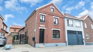<strong>Charmante gerenoveerde woning met karakter in het hart van Grote-Spouwen</strong><br /><br />Welkom in deze verrassend ruime en grotendeels gerenoveerde karakterwoning, gelegen aan de Sapstraat 5 in het gezellige Grote-Spouwen (Bilzen). Deze woning uit 1918 combineert authentieke charme met hedendaags wooncomfort en biedt maar liefst 198 m² bewoonbare oppervlakte op een perceel van 4a 23ca.<br /><br />Bij het betreden van deze woning voelt u meteen de warme sfeer van deze woning. De recente renovaties zorgen voor een frisse, instapklare uitstraling, terwijl de authentieke elementen mooi behouden bleven. De ramen werden recent volledig vernieuwd in PVC en ook de elektriciteit is conform de huidige wetgeving. Dankzij het EPC-label C geniet u bovendien van een degelijke energieprestatie.<br /><br />De woning beschikt momenteel over 2 volwaardige slaapkamers. De badkamer is zonder twijfel één van de absolute parels van deze woning. Deze werd bijzonder smaakvol en modern afgewerkt en straalt pure luxe en comfort uit. De ruimte is uitzonderlijk groot en praktisch ingericht, waardoor u hier echt een wellnessgevoel ervaart in eigen huis. U geniet er van een stijlvolle inloopdouche én een prachtig ligbad — perfect voor zowel een snelle verfrissende start van de dag als een ontspannen avondmoment. Daarnaast is er een vaste trap naar de zolderverdieping, die na verdere afwerking perfect kan ingericht worden als extra slaapkamer, hobbyruimte, bureau of speelkamer. Ideaal voor wie graag wat extra ruimte creëert naar eigen smaak.<br /><br />De hoogwaardige materialen, de moderne afwerking en het gevoel van ruimte maken van deze badkamer een echte eyecatcher waar comfort centraal staat.<br />Achter de woning bevindt zich nog een multifunctioneel bijgebouw dat tal van mogelijkheden biedt: atelier, opslagruimte, hobbyruimte, fietsenberging of zelfs een gezellige buitenbar voor lange zomeravonden. Verder geniet u achteraan van een aangenaam tuintje waar het heerlijk vertoeven is in alle rust.<br /><br />Extra troef: aan de achterzijde bevindt zich bovendien nog een bijkomend perceel van 3a 73ca dat eventueel mee kan aangekocht worden. Hierdoor beschikt u over een totale perceeloppervlakte van maar liefst 7a 96ca — een mooie meerwaarde voor wie extra tuinruimte, parkeermogelijkheden of uitbreidingspotentieel zoekt.<br /><br /><u><strong>Centrale ligging met vlotte verbindingen</strong></u><br />Grote-Spouwen staat gekend om zijn rustige, dorpse karakter gecombineerd met een uitstekende bereikbaarheid. Vanuit de woning bereikt u vlot Bilzen, Tongeren en Maastricht, waardoor u geniet van een ideale mix tussen rustig wonen en een goede verbinding naar omliggende steden en gemeenten.<br />In de buurt vindt u verschillende gezellige brasserieën, eetzaakjes en lokale handelaars waar het heerlijk genieten is van een hapje en een drankje. Ook scholen, winkels en ontspanningsmogelijkheden bevinden zich op korte afstand.<br /><br />Kortom: een karaktervolle woning met ruimte, mogelijkheden en een uitstekende ligging — ideaal voor gezinnen, koppels of wie op zoek is naar een instapklare woning met extra potentieel.<br /><br />Neem gerust een kijkje in de 3D-tour en wandel alvast virtueel door de ruimte - wel zo makkelijk én leuk!<br />https://my.matterport.com/show/?m=AHVWataJRDC<br /><br />STEDENBOUWKUNDIGE INFORMATIE:<br />- Stedenbouwkundige vergunning ontvangen: neen<br />- Stedenbouwkundige bestemming: Woongebied met landelijk karakter<br />- Verkavelingvergunning: neen<br />- Voorkooprecht RUP: neen<br />- Dagvaarding voor inbreuk op de stedenbouwkundige voorschriften: neen<br />- Overstromingsgevoeligheid van uw vastgoed:<br />P-score: A<br />G-score: A<br />EPC: C label, 275 kWH/m²<br />Certificaatcode: 20251219-0002806422-RES-2<br /><br />Wens jij deze charmante woning te bezichtigen? Aarzel niet en neem contact met ons op, we staan voor je klaar!<br />Tel.: 0032 497 84 48 80<br />E-mail: info@caenenvastgoed.be<br /><br />Tot binnenkort!<br /> 