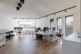 Zeer interessant en<strong> multifunctioneel gebouw </strong>met <strong>verhuurd bovenliggend appartement</strong>, kwalitatieve afwerking en uitzonderlijk energiezuinig karakter.<br />Op een welgelegen en bijzonder zichtbare locatie langs de Lokerse Baan in Belsele vinden we dit <strong>eigentijdse kantoorgebouw</strong> met bovenliggend,<br />momenteel <strong>verhuurd 2 slaapkamer appartement </strong>en <strong>4 autostaanplaatsen</strong>.<br />Een bijzonder veelzijdig eigendom dat professionele uitstraling, wooncomfort, energiezuinigheid en investeringspotentieel op een mooie manier combineert.<br />Het gebouw werd opgericht in <strong>2017</strong> en valt onmiddellijk op door zijn moderne, strakke maar tegelijk speelse en warme architectuur.<br />De kwalitatieve materialen, het uitgekiende maatwerk en de hedendaagse technieken zorgen voor een aangename en representatieve omgeving,<br />zowel voor professioneel gebruik als voor bewoning.<br />Bij het betreden van het pand wordt meteen de praktische indeling duidelijk.<br />Op het gelijkvloers bevindt zich een aparte inkom voor de handels-/kantoorruimte en het bovenliggende appartement,<br />waardoor beide functies <strong>onafhankelijk van elkaar </strong>kunnen functioneren.<br />Dit maakt het eigendom bijzonder interessant voor wie <strong>wonen en werken </strong>wil combineren, maar evengoed voor een investeerder of ondernemer die op zoek is naar een multifunctioneel pand.<br />Een absolute troef is de <strong>volledig onderkelderde verdieping</strong>. Dankzij de aanwezigheid van lichtstraat met daglicht is deze ruimte veel meer dan een klassieke kelder en leent ze zich uitstekend voor tal van doeleinden.<br />Afhankelijk van de activiteit kan deze polyvalente oppervlakte dienstdoen als extra werkruimte, vergaderruimte, showroom, opslag, archief, praktijkruimte, hobbyruimte of andere ondersteunende functie. <br /><br />Ook op energetisch vlak onderscheidt dit pand zich. Met een <strong>E-peil 50</strong> beschikt het gebouw over een zeer gunstig energetisch profiel. Dit is mede te danken aan de goed geïsoleerde gebouwschil, de aanwezigheid van zonnepanelen en de toepassing van een <strong>geothermische warmtepomp</strong>. Deze duurzame installatie staat in voor zowel vloerverwarming als vloerkoeling, waardoor het gebouw het hele jaar door een aangenaam binnenklimaat biedt met een efficiënte energiehuishouding.<br /><br />Het bovenliggende appartement vormt bovendien een interessante aanvullende troef. Het is momenteel verhuurd aan € 900 per maand, inclusief kosten,<br />waardoor het pand naast zijn functionele en commerciële mogelijkheden ook meteen een actuele huuropbrengst genereert.<br /><br /><strong>Interessante combinatie van werken, wonen en investeren</strong><br />Een uitzonderlijk veelzijdig en kwalitatief eigendom voor ondernemers, vrije beroepers, investeerders of wie op zoek is naar een combinatie van professionele ruimte en residentieel rendement. De combinatie van de zichtlocatie, de polyvalente indeling, de kwalitatieve afwerking en de duurzame technieken maakt van dit pand een eigendom met een bijzonder breed gebruikspotentieel.<br /><br />Kortom aarzel niet om een afspraak te maken voor een bezoek via vastgoed@claves.be of het nummer 03/5029874