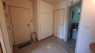 <p><span>In een kleinschalig gebouw (bouwjaar 1996) bieden wij u dit ruim appartement met 2 slaapkamers en groot terras met zuidoostelijke oriëntatie </span></p><p><span>Het appartement is enigszins op te frissen/te schilderen en beschikt over een uitstekende indeling: we komen binnen via een ruime inkomhal met apart toilet, de leefruimte heeft een groen zicht op park Vordenstein.</span></p><p><span>Via de open keuken met hedendaags comfort heeft men doorgang naar een bijkeuken/wasberging/stookplaats.</span></p><p><span>De badkamer is voorzien van lavabomeubel en ligbad met douche. Beide slaapkamers zijn voorzien van een laminaatvloer met achteraan een ruim zonneterras van ca. 12m².</span></p><p><span>Inpandig aan de voorgevel bevindt zich tevens een individuele garagebox met automatische poort.</span></p><p><span>Interesse? Boek dan snel een afspraak en kom zeker niet TE LAET!</span></p>