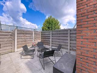 Woning met 3 slpks en terras bereikbaar via servitude. Deze woning is zeer gunstig gelegen in een straat die het centrum met de Ring verbindt...