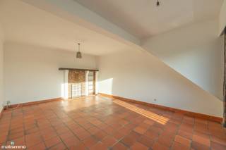 <p><span>VERZORGD APPARTEMENT MET 2 SLAAPKAMERS, TERRAS EN AUTOSTAANPLAATS NABIJ HET CENTRUM VAN BILZEN<br /><br />Dit verzorgde appartement vinden we terug aan de Eikenlaan 2/32 te Bilzen en is gelegen op een gunstige locatie. Het centrum met alle nodige faciliteiten en het openbaar vervoer zijn op wandelafstand gelegen. Tevens zijn de op- en afritten van de autostrades vlakbij </span>waardoor omliggende steden vlot bereikbaar zijn.<br /><br /><span>Het appartement is gelegen op de derde verdieping en is bereikbaar via de lift en de trap.</span><br /><span>De indeling is als volgt:<br />- Inkomhal.<br />- Woonkamer met zit- en eetruimte.</span><br /><span>- Keuken. De keuken is voorzien van een inbouwkoelkast, oven en een kookplaat met afzuigkap.</span><br /><span>- Berging met aansluiting voor het wasmachine.<br />- 2 slaapkamers.<br />- Badkamer. De badkamer is voorzien van een enkele lavabo en een </span>bad-douche combinatie<span>.</span><br /><span>- Toilet.</span><br /><span>- Klein terras aan de voorzijde en een terras aan de achterzijde.<br /><br />De gemeenschappelijke kosten bedragen €80/maand.</span><br /><span>Tot het appartement behoort een kelderberging en een ondergrondse autostaanplaats.</span><br /><br /><span>Wilt u graag wonen op deze gunstige locatie in een verzorgd appartement? Contacteer ons dan vrijblijvend via info@matisimmo.be.</span></p>