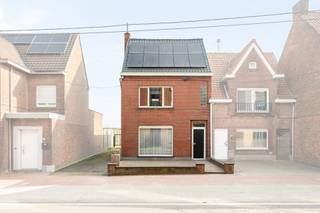 TE KOOP OP LIJFRENTEDeze halfopen woning (EPC D) met ruim bijgebouw en 4.133m2 landbouwgrond.De woning heeft volgende indeling:- Gelijkvloerse...