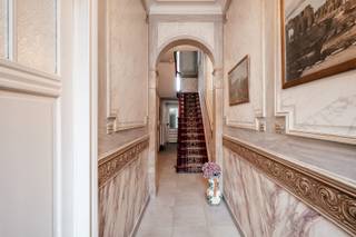 Deze prachtige herenwoning is gelegen op 250m van de Grote Markt. Het atelier links van de woning, een oude koffiebranderij, bestaat uit 3 bouwlagen van elk 83m² die doorgetrokken kunnen worden in de woning want de niveaus liggen gelijk.<br /><br />Indeling:<br />Woning<br />Glv: impressionante inkomhal (10.75m²) - living met open haard (36m²) - leefkeuken met vaatwas, elektrische kookplaat + oven, frigo en dubbele inox spoelbak (26m²) - terras (24m²) - zuidgerichte tuin met achteruitweg en bijgebouw/tuinberging (27m²) met zolder (20m²)<br /><br />Verdieping 1 : nachthal - slaapkamers 1 en 2 (18.25m² - 16.85m²) - badkamer met ligbad en lavabo met spiegelkast (6.10m²) - apart toilet<br /><br />Verdieping 2: nachthal - slaapkamers 3 en 4 (25.25m² - 14.25m²)<br /><br />Verdieping 3: zolder (30m²)<br /><br />Verdieping -1: droge kelder (31m²)<br /><br />Atelier<br />Glv: garage met sectionale elektrische poort (5m op 11.5m) - stockruimte (27m²)<br />Verdieping 1: atelier (83m²)<br />Verdieping 2: atelier (83m²)<br />Verdieping 3: zolder (23m²)<br /><br />Extra: overal C.V. in de woning op aardgas - toegang tot tuin via achtergelegen weg