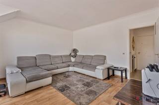 <p><span><span>Bent u op zoek naar een ideale opbrengsteigendom? Dan is dit uw kans. Dit ruim en lichtrijk appartement bevindt zich in het centrum van Temse. Dichtbij scholen, winkels en openbaar vervoer. Op de 3de verdieping wordt u achter de voordeur ontvangen in een ruime inkomhal. De leefruimte beschikt over vele raampartijen aan de voorzijde dat zorgt voor prachtige lichtinval. Hiernaast bevindt zich de keuken. Via de leefruimte bereikt u het terras aan de voorzijde van het appartement. Verder zijn er 2 mooie slaapkamers aanwezig. Achteraan is er nog een terras aanwezig. De badkamer beschikt over een lavabo en een ligbad. Het appartement beschikt over een ruime berging met lichtkoepel. Het appartement is momenteel verhuurd, een ideale opbrengsteigendom! Extra troeven: - EPC label C - lift aanwezig - vlotte verbindingsmogelijkheden Meer info via info@hestor.be Interesse? U kan mij contacteren via </span></span><span><span>emanuel.durinck@immo-zone.be</span></span><span><span> of bel naar 0486 03 00 10</span><span>.</span></span></p>