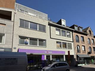 Dit instapklare appartement is ideaal gelegen in het hart van Tielt, vlakbij winkels, scholen en openbaar vervoer.... alles op wandelafstand!<br /><br />INDELING: <br />Inkomhal met gastentoilet. Lichtrijke leefruimte met aansluitend een ingerichte open keuken (kasten, keramische kookplaat, microgolf, oven, koelkast, vaatwasser,....).<br /><br />Verder beschikt het appartement over twee slaapkamers en een badkamer uitgerust met een lavabomeubel en douche. In de badkamer is er ook een aansluiting voor de wasmachine. <br /><br />Er is geen provisie voor de gemeenschappelijke kosten.