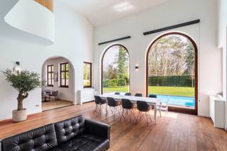 <p><span>Waar absolute rust, discretie en verfijning samenkomen, bevindt zich deze uitzonderlijke villa. Achteraan op het perceel ingeplant en omgeven door groen, biedt deze eigendom een zeldzame woonbeleving met maximale privacy en een uitgesproken gevoel van exclusiviteit.</span></p>
<p><span>De villa werd doorheen de jaren doordacht geoptimaliseerd met oog voor comfort en duurzaamheid. Recente investeringen zoals zonnepanelen, een vernieuwde gas cv-installatie en airconditioning tillen het woonniveau naar een future proof standaard.</span></p>
<p><span>De leefruimte ademt licht en ruimte uit dankzij een dubbel hoge plafondhoogte. Het binnen-buitengevoel wordt versterkt door grote glaspartijen naar de tuin en het zwembad toe.</span></p>
<p><span>De keuken is voorzien van alle gebruiksgemakken en vormt het hart van de woning met een eet- en kookeiland. Hier wordt koken echt plezant!</span></p>
<p><span>Binnenin ontvouwt zich een royale en harmonieuze indeling met vijf volwaardige slaapkamers en drie badkamers. Twee badkamers ondergingen in 2019 een stijlvolle totaalrenovatie, uitgevoerd met hoogwaardige materialen en een tijdloze esthetiek. De bovenste verdieping biedt een polyvalente invulling en leent zich perfect als guest quarters, privéverblijf voor inwonende hulp of exclusieve leisure space.</span></p>
<p><span>Het exterieur vormt een volwaardig verlengstuk van de woning. Het zwembad, gerenoveerd in 2020 door LPW Pools, creëert een uitgesproken vakantiegevoel in eigen tuin. Het verwarmde bijgebouw, vernieuwd in 2024, is uitermate geschikt als poolhouse, high-end home office of ontspanningsruimte.</span></p>
<p><span>De garage met autolift, gerenoveerd in 2023, biedt plaats aan drie wagens, aangevuld met een royale oprit voor meerdere voertuigen.</span></p>
<p><span>Een eigendom waar luxe, rust en tijdloze kwaliteit elkaar versterken.</span></p>
<p><span>Contacteer LISTED vandaag: +32 3 283 51 51.</span></p>