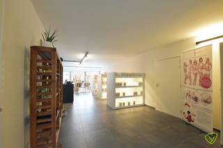 Samenstelling winkel: inkomruimte, polyvalente ruimte met uitzicht op de tuin, aparte ruimte (die kan dienen als privaat kantoor)Uiterst commerciële...