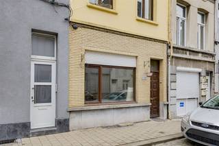 <p><span>Huis te koop in de Duinstraat 119 te 2060 Antwerpen bestaande met </span><span>5 slaapkamers</span><span>, thans ingedeeld in 3 studio's.</span></p><p><span>Het </span><span>centrum van Antwerpen</span><span>, alsook tal van winkels, openbaar vervoer, scholen en invalswegen vind je in de nabije omgeving. </span></p><p><span>Gelegen nabij den Dam, het populaire Eilandje, Park Spoor Noord.</span></p><p><span> </span></p><p><span> </span></p><p><span>Indeling :</span></p><p><span> </span></p><p><span>- droge kelder</span></p><p><span>- gelijkvloerse studio met keuken en douchekamer</span></p><p><span>- studio eerste verdieping met keuken en douchekamer</span></p><p><span>- studio twee verdieping met keuken en douchekamer</span></p><p><span> </span></p><p><span> </span></p><p><span>Troeven:</span></p><p><span>Huidige huuropbrengsten gelijkvloers €700, eerste verdieping €575 en tweede verdieping €650 (inclusief kosten)</span></p><p><span>Conformiteitsattest aanwezig</span></p><p><span>Elektrische installatie conform AREI</span></p><p><span> </span></p><p><span>Ben jij geïnteresseerd in dit huis te koop in Antwerpen, ben je op zoek naar ander vastgoed, een investering of wens je de waarde van jouw eigendom te kennen? Dan ben je bij BOLT immo aan het juiste adres! Wij helpen jou graag verder.</span><span> </span></p><p><span> </span></p>