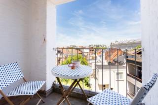 Aan de prestigieuze Amerikalei, één van de mooiste lanen van Antwerpen, vinden we dit stijlvol appartement op de vijfde verdieping terug. Op wandelafstand bevinden zich het KMSKA, de levendige Marnixplaats met tal van gezellige cafés en restaurants én het vernieuwde Zuidpark. Dankzij de centrale ligging geniet u bovendien van een uitstekende bereikbaarheid, met vlotte verbindingen naar het stadscentrum en de belangrijkste invalswegen.<br /><br />Het kloppende hart van dit appartement is zonder twijfel de ruime en lichtrijke leefruimte. Dankzij de grote raampartijen baadt de ruimte in natuurlijk licht, terwijl het elegante visgraatparket zorgt voor een warme en stijlvolle uitstraling. De moderne open keuken sluit naadloos aan op de leefruimte en is uitgerust met een ruim kookeiland en kwalitatieve inbouwtoestellen, ideaal voor zowel dagelijks gebruik als gezellige momenten met familie en vrienden. Vanuit deze leefruimte geniet u bovendien van een prachtig uitzicht over de stad.<br /><br />Aan de achterzijde van het appartement bevindt zich de ruime masterbedroom met aansluitende dressing, een rustige en comfortabele plek om volledig tot rust te komen. Daarnaast is er een tweede kamer die momenteel is ingericht als kinderkamer, maar die dankzij haar veelzijdigheid perfect kan dienen als bureau, logeerkamer of hobbyruimte. Vanuit deze kamer heeft u bovendien rechtstreeks toegang tot het gezellige terras. De stijlvolle badkamer is smaakvol afgewerkt en uitgerust met een ruime inloopdouche en een dubbele wastafel met praktische opbergmogelijkheden.<br /><br />Kelderberging inbegrepen in de prijs.<br /><br />Er kan een autostaanplaats worden aangekocht aan 40.000 EUR.<br /><br />Interesse? <br />Contacteer LISTED voor een bezoek: +32 3 283 51 51.<br />