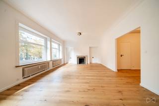 Infos et visite : 02 315 51 71. <br />Situé au 524 de la très prisée Avenue Louise, à deux pas du Bois et de l’Abbaye de la Cambre, We Invest vous propose ce superbe appartement 3 chambres de ±147 m² brut, entièrement rénové (première occupation). Il se compose d’un hall d’entrée avec espace vestiaire et WC séparé, d’un vaste séjour lumineux, d’une cuisine séparée de ±15 m² complètement équipée, ainsi que de trois belles chambres (15, 12 et 12 m²), dont deux disposent de leur propre salle de bain. L’appartement bénéficie également d’une agréable terrasse à l’arrière. Double vitrage, électricité conforme, PEB : D. Ascenseur, copropriété saine, une cave incluse. Possibilité d’acquérir un grand garage box en supplément pour 75.000 €. À visiter sans tarder !