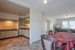 Deze keurig onderhouden en rustig gelegen woning met EPC B biedt veel ruimte en comfort.Op het gelijkvloers verwelkomt de inkomhal u met een...