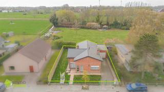 <p>Op de Groeneweg te Grembergen bevindt zich deze charmante bungalow, gelegen in een uiterst rustige en groene omgeving, en toch op een boogscheut van alle voorzieningen.</p><p>Deze woning werd in 2019 gerenoveerd en combineert vandaag comfortabel wonen met uitbreidingsmogelijkheden.</p><p>Bij het betreden van de woning wordt u verwelkomd in de inkomhal met ruimte voor vestiaire. Van hieruit komt u in de ruime en lichtrijke leef- en eetruimte, waar grote raampartijen zorgen voor aangenaam lichtinval. De gezellige open haard vormt het warme hart van deze leefruimte, ideaal voor knusse avonden. Aansluitend bevindt zich de geïnstalleerde keuken.<br />De bungalow beschikt over twee volwaardige slaapkamers en een ruime, comfortabele badkamer. Daarnaast is er nog een tweede, originele badkamer aanwezig, die perfect kan worden omgevormd tot extra bergruimte of dressing, afhankelijk van uw wensen.</p><p>Via een praktische bergruimte, voorzien van aansluitingen voor wasmachine en droogkast, bereikt u de zolderverdieping. Deze zolder, met een oppervlakte van maar liefst ca. 100 m², biedt tal van mogelijkheden en kan verder ingericht worden naar eigen smaak en noden.</p><p>De woning beschikt bovendien over een ruime garage van ca. 30 m² en een oprit met plaats voor twee wagens.</p><p>Ook op technisch vlak is deze woning interessant: EPC-label D, zonder renovatieverplichting, wat zorgt voor extra gemoedsrust.</p><p>Contacteer ons via info@immotwins.be of bel naar 052/55.55.55 voor meer informatie of een bezoek.</p>