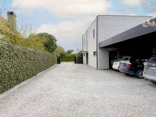 Gelegen in een rustige, residentiële en groene omgeving bevindt zich deze recent gerealiseerde villa met een uitgesproken hedendaagse architectuur en strakke vormgeving.<br /><br />De woning beschikt op het gelijkvloers over een inkomhal met maatwerk inbouwkasten, een lichtrijke leefruimte met directe toegang tot het terras en de fraai aangelegde tuin met tuinhuis, evenals een praktische berging. Tevens is er de mogelijkheid tot het inrichten van een volwaardige slaapkamer op het gelijkvloers, met reeds voorziene aansluitingen voor een douchekamer.<br />Op de verdieping bevinden zich drie volwaardige slaapkamers en twee badkamers, wat het comfortniveau aanzienlijk verhoogt.<br /><br />Technisch is de woning uitgerust met domotica, zonnepanelen en vloerverwarming, resulterend in een gunstig E-peil van 32.<br /><br />De eigendom wordt vervolledigd door een mooie oprijlaan en een carport.<br /><br />De woning is momenteel verhuurd, wat ze eveneens interessant maakt als investering.