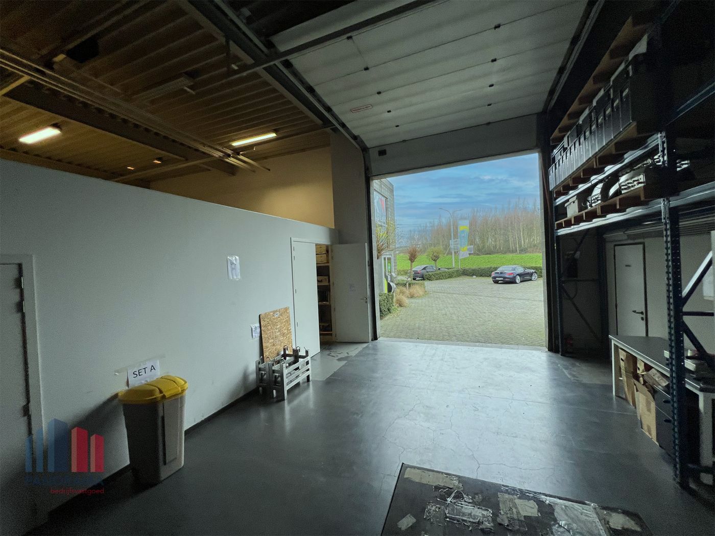 Warehouse of 211 m² with 250 m² offices, great visibility from the Pontbeeklaan (N9) - photo 4