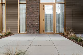 <p>Op Antwerpen Zuid bevindt zich dit recente en volledig bemeubelde 1-slaapkamerappartement. Een comfortabele stadswoning waar een doordachte indeling, energiezuinig wonen en enkele fijne extra’s mooi samenkomen.<br /><br />Ook de ligging zit goed: gezellige horeca, winkels en het Zuidpark bevinden zich vlakbij, terwijl ook de Scheldekaaien vlot bereikbaar zijn. Ideaal voor wie graag midden in de stad woont, maar ook groen en ruimte in de buurt weet te waarderen.<br /><br /><span><strong>INDELING</strong></span>:<br /><br />Via de inkomhal komen we binnen in het appartement.<br /><br />De lichtrijke leefruimte vormt samen met de open keuken een aangename en praktische woonomgeving. Van hieruit heeft u toegang tot het terras: een fijne plek om even buiten te zitten.<br /><br />Verder beschikt het appartement over één volwaardige slaapkamer en een badkamer.<br /><br />Het appartement is compact, maar bijzonder doordacht ingedeeld: elke vierkante meter wordt optimaal benut.<br /><br />En het wooncomfort stopt niet aan de voordeur. Bewoners beschikken over een gemeenschappelijke tuin én een ruim dakterras, twee fijne extra buitenruimtes die in de stad absoluut een meerwaarde vormen.<br /><br />Daarnaast is er een grote, moderne gemeenschappelijke wasruimte met wasmachines en droogkasten. Praktisch én comfortabel, want zelf een wasmachine of droogkast aanschaffen is niet nodig.<br /><br /><span><strong>BIJZONDERHEDEN</strong></span>:<br /><br />- Volledig bemeubeld<br />- Privéterras<br />- Gemeenschappelijke tuin<br />- Ruim gemeenschappelijk dakterras<br />- Moderne wasruimte met wasmachines en droogkasten<br />- Gelegen op Antwerpen Zuid</p>