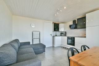 Ontdek dit volledig gerenoveerde éénslaapkamerappartement, gelegen in het groene en rustige vakantiepark Atlantis in Vosseslag (De Haan). Met een bewoonbare oppervlakte van 32 m² is dit appartement een ideale uitvalsbasis aan de Belgische kust, perfect als tweede verblijf, vakantieverblijf of investering.<br /><br />Het appartement werd grondig gerenoveerd in 2023-2024 en beschikt over een vernieuwde keuken, een lichtrijke leefruimte met open keuken en rechtstreekse toegang tot het terras. De aparte slaapkamer is voorzien van een ingemaakte kast en biedt voldoende opbergruimte. De badkamer is uitgerust met een douche, toilet, lavabo, elektrische handdoekradiator en boiler.<br /><br />Verder geniet u van PVC-ramen met dubbele beglazing, een onderhoudsvriendelijke tegelvloer en elektrische verwarming. Een privatieve berging (nr. 68) is inbegrepen. Het aanwezige meubilair kan mee worden overgenomen, zodat het appartement onmiddellijk gebruiksklaar is.<br /><br />Het EPC dateert van vóór de renovatie en behaalt momenteel een label F (1.157 kWh/m²), waardoor een renovatieplicht van toepassing is. De recent vernieuwde ramen zijn hierin echter nog niet verwerkt, wat een gunstige invloed zal hebben op een nieuw EPC. Het gebouw wordt beheerd door syndic Axius.<br /><br />Bent u op zoek naar een instapklaar appartement op een rustige ligging nabij zee en natuur? Dan is dit pand zeker een bezoek waard.
