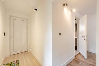 <p><strong>Welkom in deze charmante woning in Beveren</strong> - een perfect gecombineerd modern comfort met klassieke warmte. Dit twee-slaapkamer huis met 100m² bewoonbare oppervlakte staat op een perceel van 282m² en biedt uitstekende mogelijkheden voor gezinnen en stellen.</p><p><strong>Beneden begane grond:</strong> De ruime living- en eetkamer vormen het hart van het huis, voorzien van raampartijen die veel natuurlijk licht binnenlaten. Een gestookte haard schept een gezellige atmosfeer. De moderne, volledig ingerichte keuken met houten kasten, zwarte werkbladen en diverse inbouwapparatuur maakt bereiden van maaltijden een genoegen. Twee keukenvensters bieden uitzicht naar buiten. Een praktische hal met toegang tot alle vertrekken completeert de begane grond. De badkamer is voorzien van een groot spiegelkast, houten meubels, een ruime inloopdouche met decoratieve tegels en moderne sanitair.</p><p><strong>Eerste verdieping:</strong> Via de fraaie houten trap bereikt u de eerste verdieping met twee comfortabele slaapkamers . De eerste slaapkamer beschikt over een raam met natuurlijk licht en is voorzien van eventueel een wbergruimte. De tweede slaapkamer is eveneens goed afgewerkt. </p><p><strong>Zolder:</strong> Extra opbergruimte op de zolder biedt ruimte voor opslag of toekomstige uitbreidingen.</p><p><strong>Exterieur:</strong> Het goed onderhouden tuinareaal achter het huis is volledig omheind en biedt privacy en rustzone. Een bijgebouwtje biedt aanvullende opslagruimte.</p><p><strong>Bijzonderheden:</strong> - Energiezuinige installaties en moderne isolatie - Veel natuurlijk licht door grote raampartijen - Houten interieurbetimmeringen creëren warm woonklimaat - Volledig gemoderniseerde badkamer - Praktische indeling met goede verkeersstromen - Privé tuinruimte ideaal voor ontspanning - Laaggelegen in rustige buurt van Beveren</p><p>Dit huis combineert functionaliteit met esthetiek en is gereed voor directe bewoning. Een ideale keus voor wie op zoek is naar comfort en karakter in een toegankelijk formaat.</p>