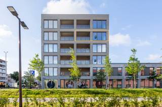 <p>Welkom in nieuwbouwrealisatie Stadsterras, een groen woonproject in hartje Mortsel. Residentie Mimir omvat 10 riante appartementen en bevindt zich aan een groene wandellaan tussen het stadscentrum van Mortsel en het park Oude God .</p>
<p>De nabijheid van openbaar vervoer, belangrijke invalswegen, fietsostrade, Fort 4 en Fort 5 zorgt voor een centrale uitvalsbasis in het groen.</p>
<p>Het park Oude God vormt een nieuwe, groene long voor de stad met ruimte voor natuur, sport en ontspanning.<br /><br />Inkomhal met praktische ingemaakte vestiairekast.</p>
<p>Grote raampartijen in combinatie met de hoeklocatie zorgen voor een optimaal licht- en ruimtegevoel in de leefruimte. Deze maatkeuken werd smaakvol gekozen in notelaarhout met een greeploos design en afgewerkt met een duurzaam composieten werkblad. Daarnaast is de keuken uitgerust met een grote inductieplaat, oven, microgolfoven, ijskast met aparte diepvriezer, vaatwasser en spoelbak.</p>
<p>De doorlopende parkettegel loopt door in alle ruimtes en sluit mooi aan op de hedendaagse open keuken.</p>
<p>De riante doorzonleefruimte geeft uit op het ruime inpandige terras ca 12m², ideaal om het hele jaar door van te genieten.</p>
<p>Via de nachthal bereikt u de eerste twee slaapkamers van ca 9 m². Deze kunnen gebruikmaken van een douchekamer met regendouche en lavabomeubel.</p>
<p>Achteraan bevindt zich de masterbedroom met voldoende plaats aan dressingruimte. De 'en suite' badkamer is uitgerust met bad, dubbele lavabo en toilet.</p>
<p>Verder bevindt zich in deze nachthal nog een ruime berging met aansluitingen voor wasmachine en droogkast en een apart gastentoilet.</p>
<p>Een gemeenschappelijke fietsenberging is voorzien. <br />Een kelderberging (€5.000 excl. btw) en autostaanplaats (€28.500 excl. btw) dienen mee aangekocht te worden. <br /><br />EPC-nieuwbouw in opmaak. <br /><br />Verkoop onder btw-stelsel (21%).</p>