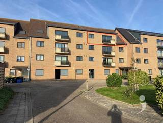 <p><span>Appartementen met rustige ligging in een autoluwe wijk aan het centrum van Aarschot.</span></p><p><span>Dit appartement is volledig gerenoveerd in 2022 op de ramen na, deze zijn eind 2024 geplaatst.</span></p><p><span>het appartement heeft een ruime leefruimte met een terras van 3m², in de nieuwe open keukens is veel kastruimte alsook een oven, kookplaat, koelkast, diepvriezers en spoelbak. Er is tevens plaats voorzien voor een afwasmachine te plaatsen.</span></p><p><span>De badkamer is voorzien van een wastafel met meubel, wc, douche en mogelijkheid tot plaatsen van een wasmachine.</span></p><p><span> </span></p><p><span>Het appartement heeft 1 mooie en ruime slaapkamer.</span></p><p><span>Parking voor de deur.</span></p><p><span> </span></p><p><span>dit appartement is beschikbaar vanaf 31/10. </span></p><p><span>Het EPC attest is van 2022, echter zijn er sinds december 2024 ook nieuwe ramen met hoogrendement dubbel glas en een UV filter. De EPC score zal dus nog gunstiger zijn naar verbruik.</span></p><p><span>50 euro voorschot op gemeenschappelijke lasten. ( poetsploeg, lift, verbruik gemeenschappelijke delen)</span></p><p><span>verwarming op elektriciteit. De EPC is gunstig door de goede isolatie van het gebouw.</span></p><p><span>Dit gebouw is voorzien van een lift.</span></p><p><span> </span></p><p><span>Interesse?</span><span> Vraag uw bezoek aan via onze website!</span></p>