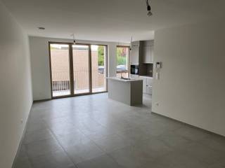 <strong>NIEUWBOUW !!! Ideaal gelegen appartement op de eerste verdieping in een kleine residentie.</strong><br />Eerste verdieping: Inkomhal, WC, 2 slaapkamer, badkamer voorzien van inloopdouche en dubbele lavabo in meubel, berging/wasplaats, ruime living met open keuken en terras.<br />1 binnen autostaanplaats en ruime privé kelder.<br />Extra info: 5 zonnepanelen, warmtepomp en vloerverwarming.