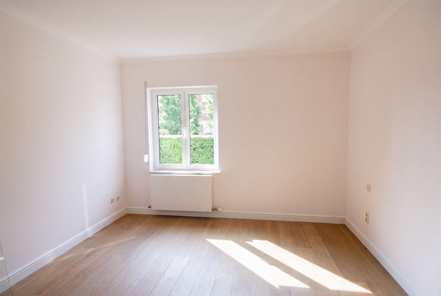 Gelijkvloers appartement met 2 ruime slaapkamers, mooie veranda, tuintje en garage. - foto 5