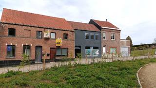 Wenst u uw eigen zaak te starten of bent u op zoek naar een mooie investering? <br />Dit prachtig handelshuis/praktijkruimte/kantoor in Haasrode (Oud-Heverlee) is een droom voor iedereen die op zoek is naar een praktijkruimte of handelspand gelegen op een toplocatie om zijn eigen zaak te starten. Het handelspand kan gemakkelijk verhuurd worden voor € 2.200 per maand in zijn totaliteit. Ook voor investeerders is dit prachtig pand dus zeer aantrekkelijk. <br /><br />De praktijkruimte heeft een oppervlakte van 200m² en beschikt momenteel over een inkom, wachtruimte, grote polyvalente ruimte, 3 kabinetten, open keuken met refter, toilet, berging, doucheruimte en tuin. <br />Het tweede gedeelte van het handelshuis is als volgt opgedeeld: op het gelijkvloers: inkom, eerste slaapkamer of praktijk/kantoorruimte, technische ruimte. Op de eerste verdieping: de 2 overige slaapkamers (in totaal zijn er dus 3 slaapkamers), badkamer, toilet en ruime leefruimte met open keuken voorzien van alle toestellen. De zolder kan ook nog uitgebreid worden naar extra stockage of bijkomende kamers. <br /><br />Het pand is gelegen op een perceeloppervlakte van 5are 16ca en heeft een bruikbaar vloeroppervlakte van 357m². <br /><br />De EPC-waarde is energielabel C wat laat zien dat dit pand energiezuinig is, wat dus resulteert in lagere energiekosten. <br />De ligging van dit pand is zeer aangenaam: recht tegenover de kerk van Blanden met extra parkeerruimte, vlakbij de uitvalswegen, 10 min van Leuven, vlakbij winkels, scholen, wandel-en fietswegen en dit volledig omgeven door het groen. <br /><br />Graag een bezoek? Bel David van LED-ON-IMMO op het nummer 0476 98 91 76 of mail naar info@ledonimmo.be. Tot gauw :)