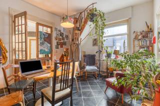 Plan snel een bezoek! Een gezellig huis met 3 slaapkamers, knusse stadskoer en garage op wandelafstand van het centrum van Roeselare.De woning heeft volgende indeling:Gelijkvloers: - Leefruimte - Ingerichte keuken voorzien van 4 kookplaten, dampkap, oven, koelkast, vaatwas en dubbele spoelbak- Eethoek- Badkamer met lavabo en douche- Apart toilet- Zonning terras- Garage1ste verdiep:- 2 slaapkamers2de verdiep:- Ruime slaapkamer Specifieke kenmerken:- Gezellige woning met ruimte- Centrale ligging nabij het centrum van Roeselare op wandelafstand van scholen, winkels....Ben jij benieuwd naar dit gezellig huis op een toplocatie van Roeselare? Neem dan zeker contact op. Zeker een bezoek waard! Deze AI-visualisaties zijn bedoeld als inspiratie. Er werd geen rekening gehouden met technische specificaties, stedenbouwkundige voorschriften of de concrete mogelijkheden tot realisatie.Dit pand is onderworpen aan de renovatieverplichting van de Vlaamse overheid voor residentiële gebouwen (behoudens bij sloop binnen 5 jaar na de aankoop). Consulteer voor meer informatie de website van het Vlaams Energie- en Klimaatagentschap via https://www.vlaanderen.be/een-woning-kopen/renovatieverplichting-voor-residentiele-gebouwen