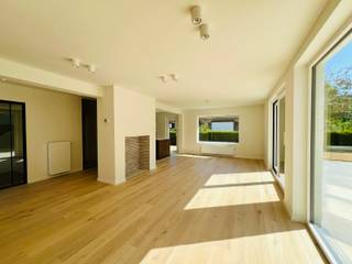 <p><strong>Op zoek naar een ruime, volledig gerenoveerde gezinswoning met zuidgerichte tuin op een rustige en aangename locatie? Dan is deze prachtige woning in Male absoluut het ontdekken waard. <br /><br />GELIJKVLOERS SLAPEN MOGELIJK. </strong></p>
<p>Deze woning werd <strong>volledig gerenoveerd</strong> (2026) en is dankzij de hedendaagse afwerking en praktische indeling helemaal klaar om nieuwe bewoners te verwelkomen.</p>
<p>De woning beschikt over maar liefst <strong>5 slaapkamers (waarvan 2 gelijkvloerse)</strong>, waardoor er volop ruimte is voor een groot gezin, een thuiskantoor, hobbyruimte of logeerkamer. Daarnaast zijn er <strong>2 moderne badkamers</strong> (o.a. gelijkvloerse douchekamer) en <strong>2 afzonderlijke toiletten</strong>, wat zorgt voor extra comfort en gebruiksgemak.</p>
<p>Een bijkomende troef is de <strong>extra zolderruimte</strong>, die tal van mogelijkheden biedt voor extra bergruimte of kan worden ingericht volgens uw eigen wensen.</p>
<p>De woning is gelegen in een <strong>rustige en aangename woonwijk in Male</strong>, een geliefde omgeving waar rust en bereikbaarheid mooi samenkomen. Ideaal voor wie rustig wil wonen, maar toch vlot toegang wil hebben tot winkels, scholen, voorzieningen en het centrum van Brugge.</p>
<p><strong>Een ruime, moderne en volledig gerenoveerde woning op een rustige locatie? Deze woning combineert comfort, ruimte en een hedendaagse uitstraling en is klaar voor een nieuwe eigenaar.</strong></p>
<p><strong>Plan vandaag nog uw bezoek en ontdek zelf de ruimte en mogelijkheden die deze woning te bieden heeft!</strong></p>
<p>Contacteer Bonne Vastgoed 7 op 7 voor meer info via 0468/10.40.40 of info@bonnevastgoed.be</p>