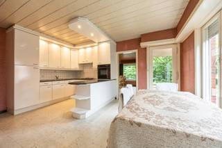 <span>Deze te renoveren woning is centraalgelegen en heeft een praktische indeling: inkomhal, vervolgens de living ingedeeld als zithoek en eetkamer. Aansluitend bevindt zich de ruime keuken met dubbele lavabo, gasvuur, oven, koelkast en een granieten werkblad. Ook in de keuken is er een eethoek aanwezig met uitzicht op de tuin. Verder is hier een badkamer aanwezig met bad en lavabo. Op de eerste verdieping zijn er 2 slaapkamers aanwezig. Verder beschikt de woning over een inpandige garage, een ruime wasplaats en is volledig onderkelderd. Buiten is er een ruime tuin met terras. De oprit biedt plaats aan meerdere wagens. Renovatieplicht van toepassing. Wenst u meer info? Contacteer ons via 03 568 03 03 of lauren@vastgoed03.be</span>