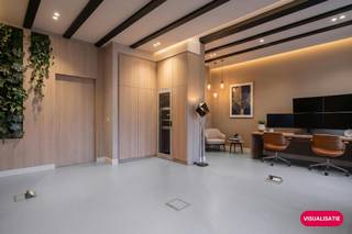 Ce rez-de-chaussée commercial, situé dans un nouveau bâtiment récent, bénéficie d'un excellent emplacement à quelques pas du centre historique et animé de Gand.L'emplacement central garantit un accès facile, à la fois en voiture, à vélo et en transports en commun. Plusieurs arrêts de tramway et de bus sont accessibles à pied et vous pouvez facilement vous garer dans les parkings souterrains à proximité, tels que Parking Ramen. Grâce à la grande fenêtre, le bâtiment bénéficie d'une visibilité maximale et d'une abondance de lumière naturelle, idéale pour mettre en valeur votre entreprise.Le bâtiment est proposé sous forme de coque + afin que vous puissiez entièrement adapter la conception ultérieure à votre propre concept et à vos besoins.Surface :39 m²Spécifications :- Finition Casco+- Lumineux- Sanitaire- Pompe à chaleur (chauffage et climatisation)Êtes-vous intéressé par cette propriété commerciale à vendre à Gand ? N'hésitez pas à nous contacter au 09 245 35 35 ou à business.gent@dewaele.com.Ces visualisations basées sur l'IA sont destinées à inspirer. Les spécifications techniques, les réglementations d'urbanisme ou les possibilités concrètes de réalisation n'ont pas été prises en compte.Registre des mesures: non