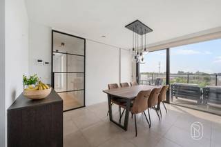 <p>Recente, <strong>instapklare penthouse</strong> op <strong>centrale ligging</strong>, voorzien van <strong>2 uitzonderlijk ruime terrassen</strong> (voor- en achterzijde).<br />Indeling: bestaande uit inkom, lichtrijke leef-en zitruimte, open keuken, 2 ruime slaapkamers voorzien van ingemaakte kasten, badkamer met dubbele wastafel, douche en toilet, gastentoilet in de gang. <br />Eveneens is er een berging/wasplaats met voorzieningen voor wasmachine, droogkast en extra bergruimte.<br /><br />Deze penthouse van <strong>2020</strong> is tot <strong>in de puntjes afgewerkt</strong>, voorzien van domotica met automatische schuiframen naar de beide terrassen, <strong>elektrische screens en gordijnen</strong>, functionele en stijlvolle verlichting.<br />Zowel aan de voorzijde als de achterzijde bevindt zich een uitzonderlijk ruim terras zodat u de hele dag kan genieten van <strong>zon en lichtinval.</strong><br />Het terras aan de voorzijde is bovendien ook voorzien van een extra buitenberging.<br />Deze penthouse is ook <strong>uitermate geschikt voor een publiek met beperkte mobiliteit</strong>, gezien deze ook <strong>rolstoeltoegankelijk</strong> is.<br />2 private parkeerplaatsen zijn optioneel bij te kopen (25.000€/stuk)<br />De volledige penthouse is voorzien van vloerverwarming en heeft een uiterst gunstig energieverbruik.<br /><br />Mis deze <strong>buitenkans</strong> niet, neem vandaag nog contact om een bezoek in te plannen en laat u verrassen door dit stijlvol ingerichte appartement op een topligging!</p>