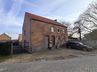 Deze verrassend ruime woning bevindt zich in het groene Meldert en vormt de ideale uitvalsbasis voor liefhebbers van rust en natuur, zonder in te boeten aan bereikbaarheid.<br />Via de inkomhal betreedt u de gezellige eet- en zitkamer, die naadloos aansluit op de ingerichte keuken. Zoals het een authentieke hoeve betaamt, beschikt het pand over meerdere bijgebouwen die tal van mogelijkheden bieden voor hobby’s, opslag of professionele activiteiten.<br />Op de eerste verdieping vindt u reeds twee ruime slaapkamers en een badkamer. Bovendien biedt de grote zolderruimte boven één van de bergingen een mooie opportuniteit tot uitbreiding. Extra bergruimte is er in overvloed dankzij de koele kelder en de zolder die bereikbaar is via een vaste trap.<br />De U-vormige opstelling van de woning creëert een charmante en beschutte binnenplaats, perfect voor gezellige momenten met familie en vrienden.<br />Kortom, een karaktervolle en ruime woning met tal van mogelijkheden, gelegen in een groene en rustige omgeving.