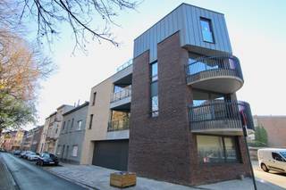 Ontdek dit prachtige en lichtrijke appartement gelegen in het hartje van Tienen.Bij het betreden van het appartement komt u in een inkomhal met apart...