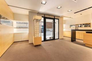 Gelegen in de bruisende en commerciële Ooststraat te Veurne bieden we een goed onderhouden handelspand met duurzame woonst aan, inclusief een...