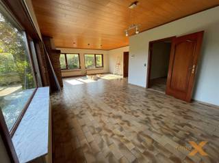 RUIME, RUSTIG GELEGEN SEVENTIES VILLA MET DUBBELE GARAGE EN TUIN! Woning bestaande uit: Gelijkvloers: inkomhal, 2 toiletten, lichtrijke woonkamer...