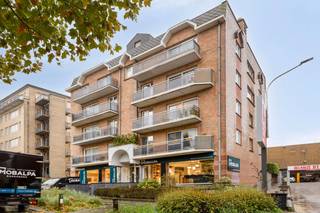 Studio de 37 m² situé au premier étage d'un immeuble avec ascenseur.Composition : hall d'entrée, salon/chambre avec terrasse, cuisine, toilettes et...