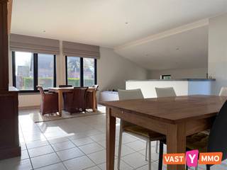 <p><span>Deze vrijstaande woning ligt in een rustige wijk aan de rand van het dorp in Gooreind. Winkels, vervoer en scholen bevinden zich op een korte afstand. </span></p><p><span> </span></p><p><span>Indeling: </span></p><p><span>Gelijkvloers: </span></p><p><span>Inkomhal met gastentoilet, leefruimte (52m²) onderverdeeld in een zit-en eethoek. Aansluitend de aparte keuken (8m²) ingericht met heel wat kastruimte, een keramische kookplaat, dampkap, koelkast en dubbele spoelbak. Verder nog 3 slaapkamers (11m² - 12m² - 12m²) en een vernieuwde badkamer (7m²) voorzien van een inloopdouche, lavabo in meubel en toilet; technische ruimte en aparte wasplaats met buitendeur. </span></p><p><span> </span></p><p><span>Zolder: </span></p><p><span>Via de wasplaats toegang tot de zolderkamer (vaste trap) - deze ruimte doet perfect dienst als extra slaapkamer/hobby-/kantoorruimte. Verder nog een ruime bergzolder, ideaal als extra opbergruimte. </span></p><p><span> </span></p><p><span>Tuin/terras: </span></p><p><span>Via het schuifraam in de leefruimte toegang tot het terras, georiënteerd op het westen. </span></p><p><span>Mooie, onderhoudsvriendelijke tuin met voldoende privacy. </span></p><p><span> </span></p><p><span>Beschikbaar: 01/07/2026.</span></p>