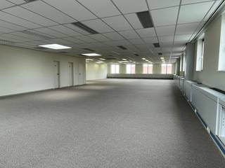 Stijlvol gerenoveerde kantoorruimtes van 305 m² te huur op een toplocatie langs de commerciële Leuvensesteenweg en nabij de E40 te Zaventem...