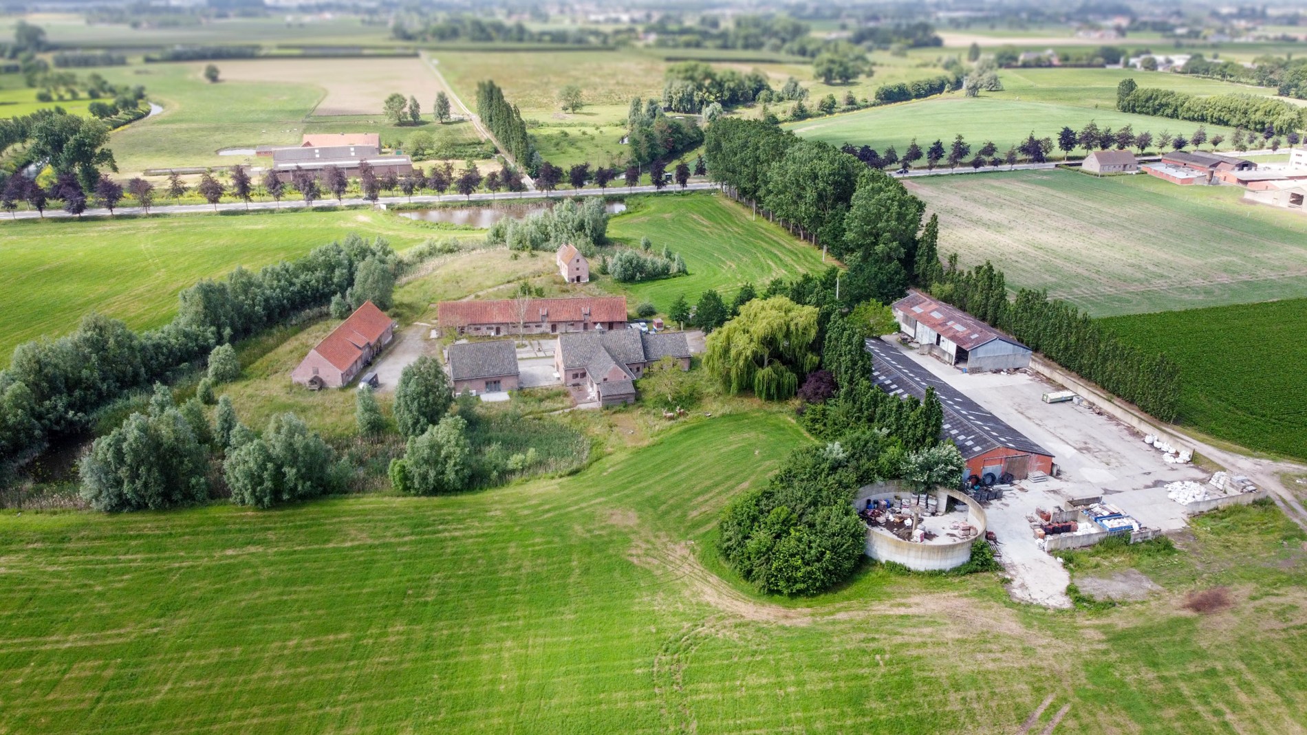 Authenthieke hoeve met bijgebouwen op een domein van ca 2,3 hectare - foto 4